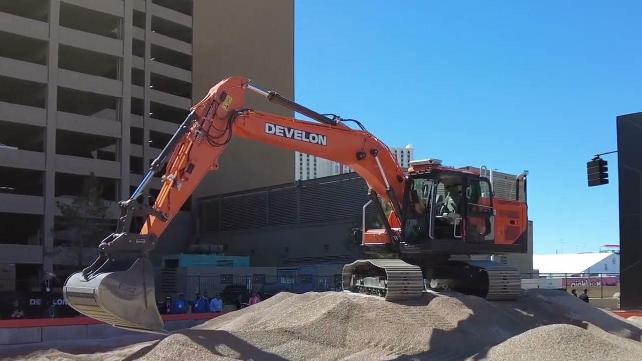 Демонстрация тяжелой техники компании DEVELON на выставке ConExpo 2026.