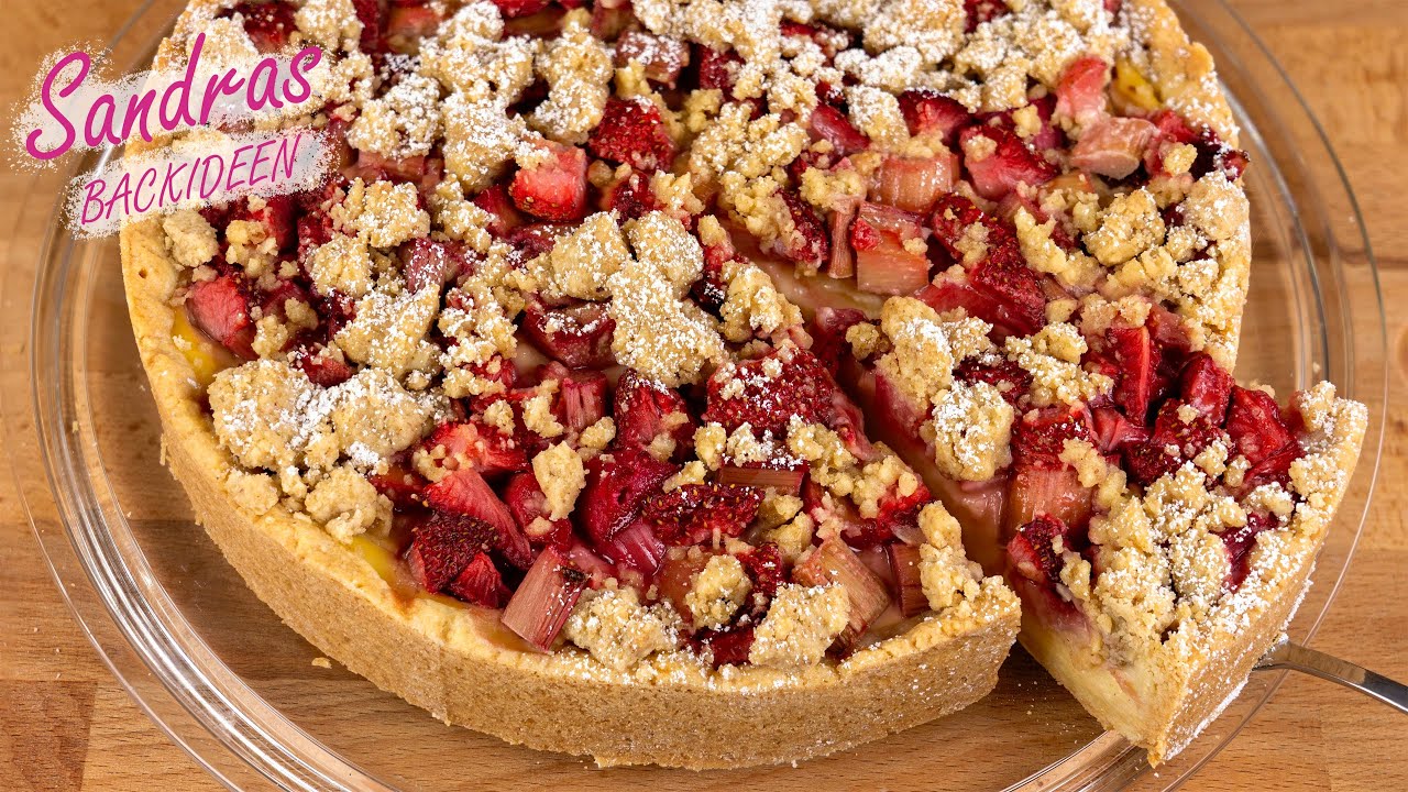Rhabarber Erdbeer Kuchen mit Pudding und Mandelstreusel - Rezept für einen Frühlingskuchen