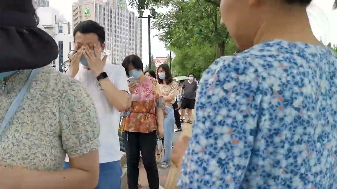 Beijing's Scorching Summer: Documenting the Nucleic Acid Test Queues | July 2022