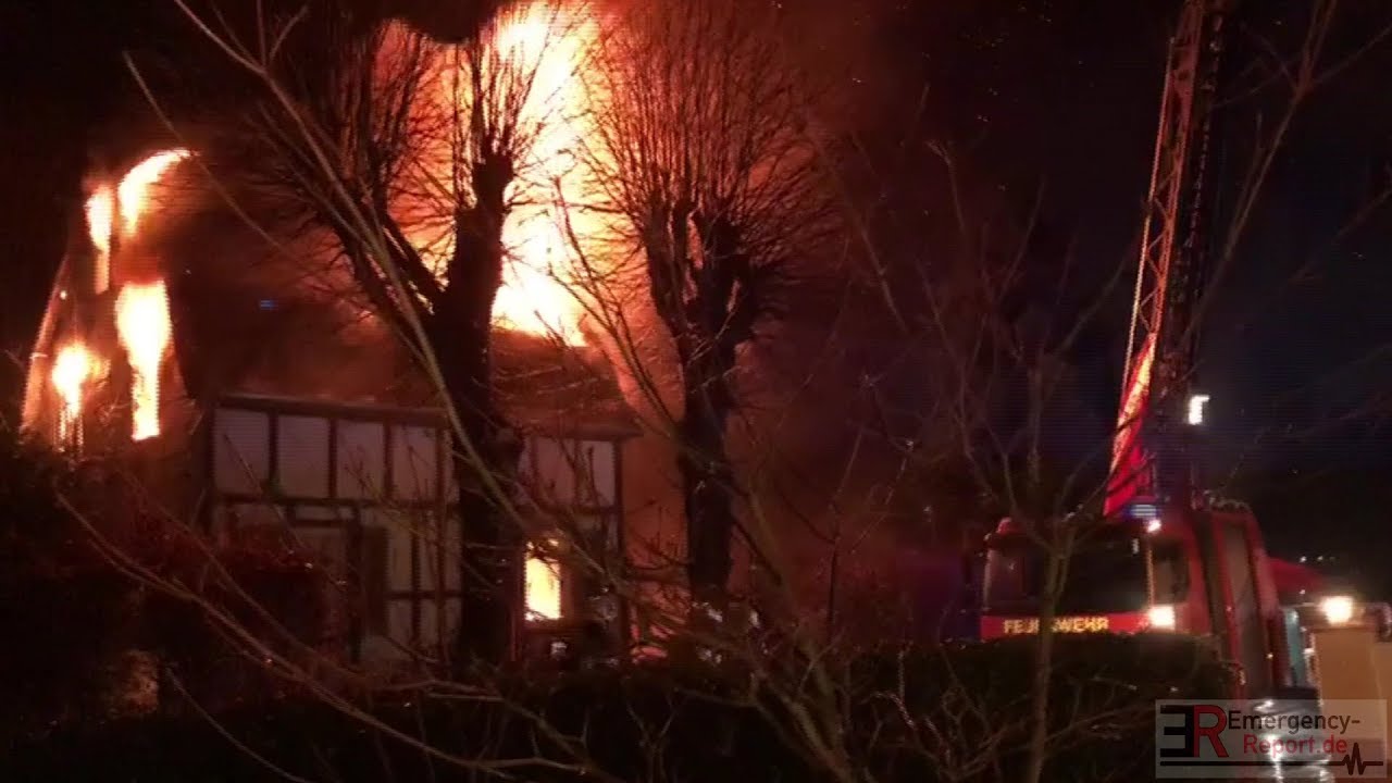 [FACHWERKHAUS IM VOLLBRAND] - Großeinsatz Feuerwehr Overath ~ Flammen & starke Rauchentwicklung -