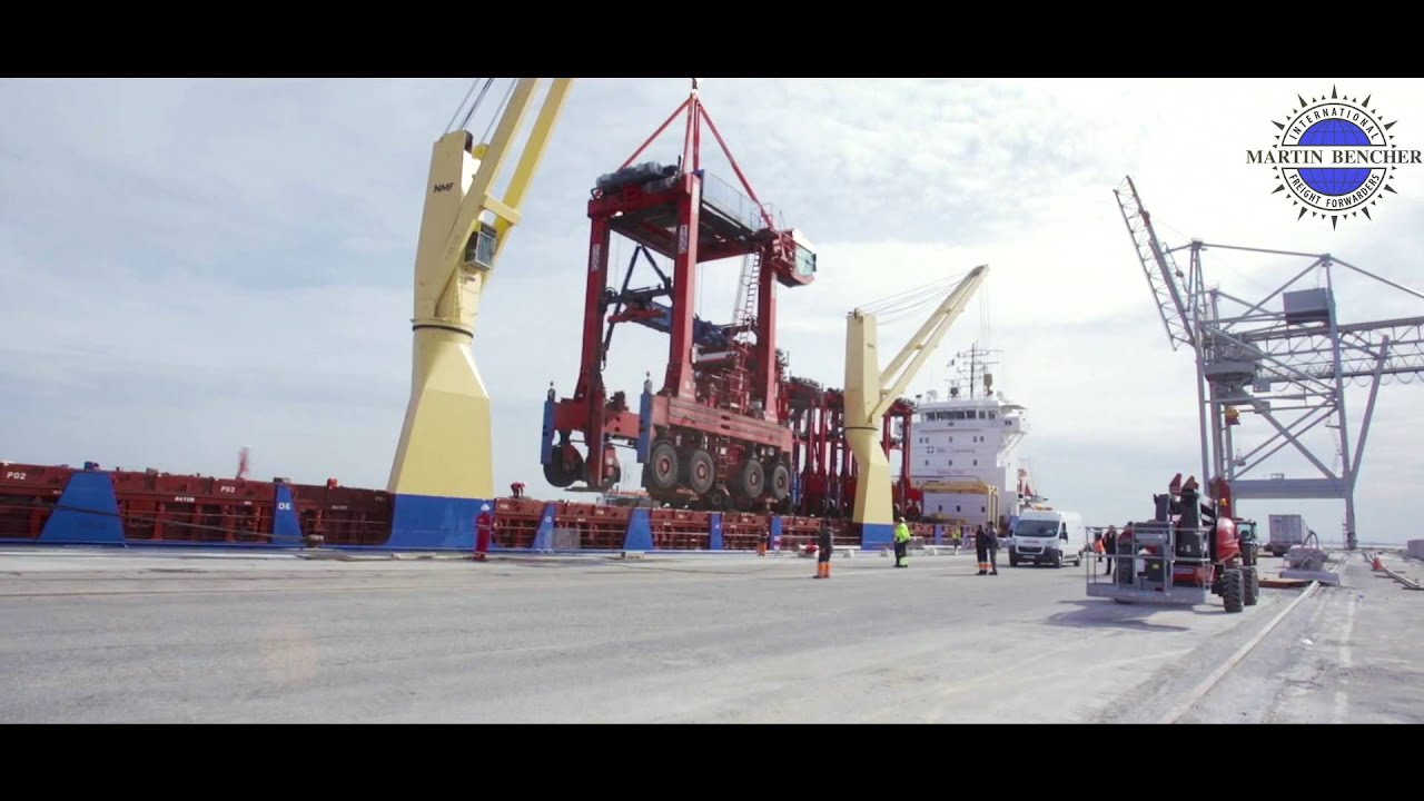 Martin Bencher France transports 9 straddle carriers