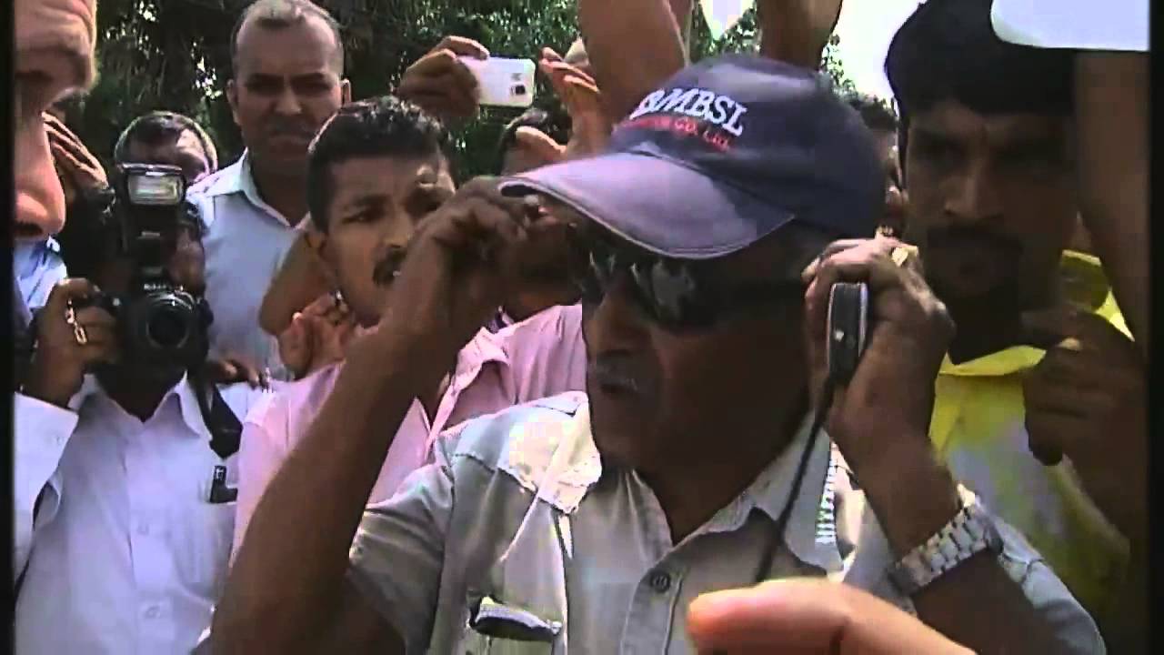 Channel 4 News blocked by mob in Sri Lanka