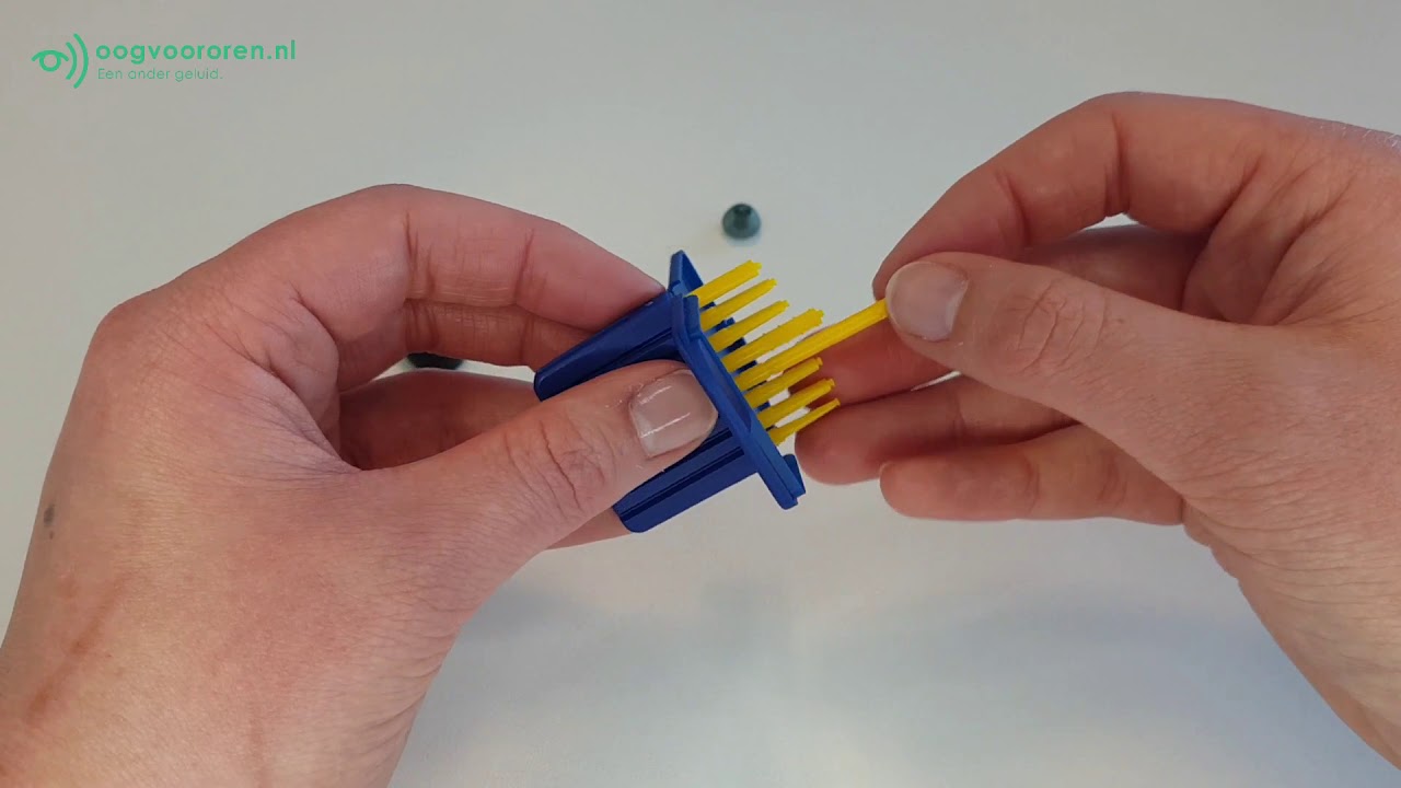 Filter vervangen van een Starkey hoortoestel - Oogvoororen.nl