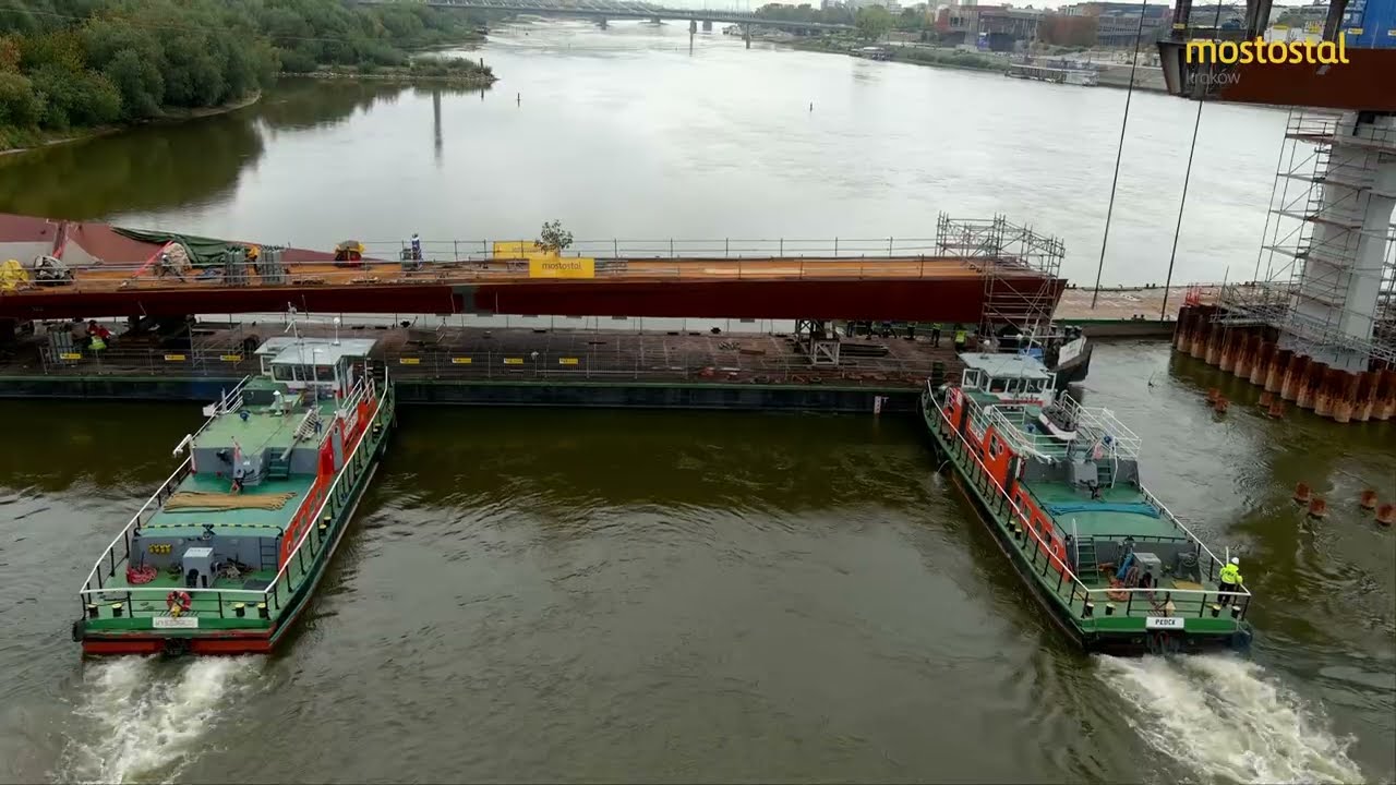 2023_10 most pieszo rowerowy w Warszawie, zakończenie montażu konstrukcji stalowych
