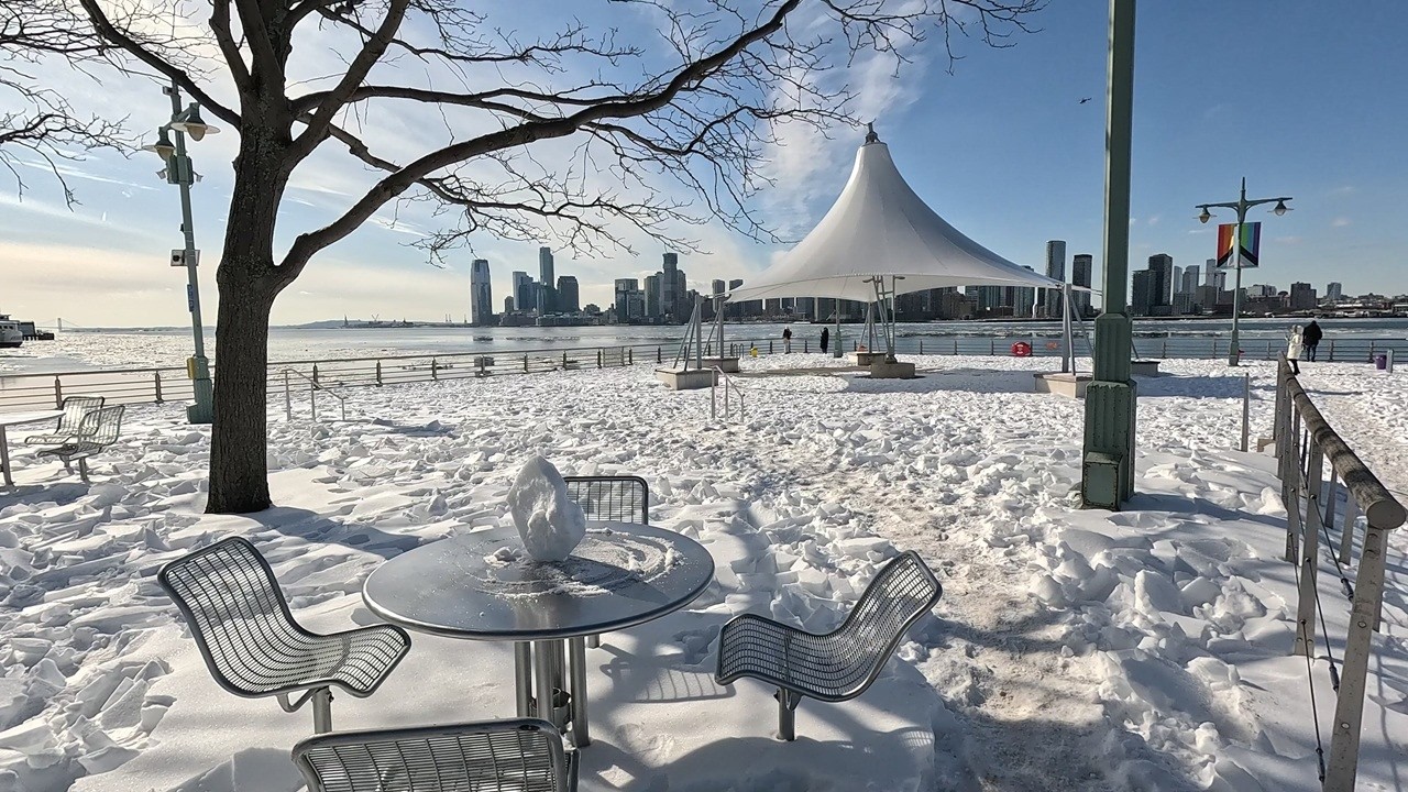 ⁴ᴷ⁶⁰ Walking NYC: Frozen Hudson River walk from Little Island to Pier 25
