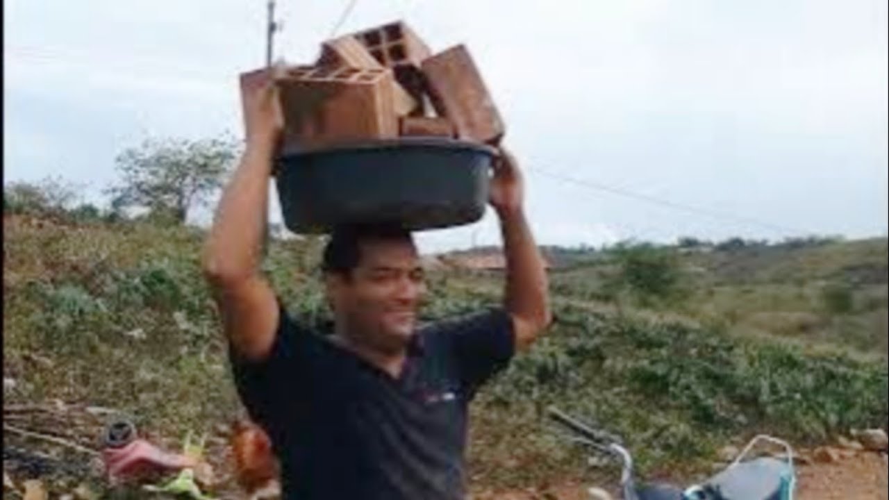 Olha Dé de Cocó tá carregando os Três tijolos