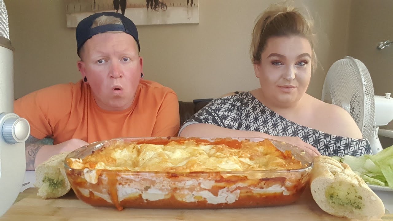 #mukbang #themunchbunch Huge Lasagna and garlic bread mukbang
