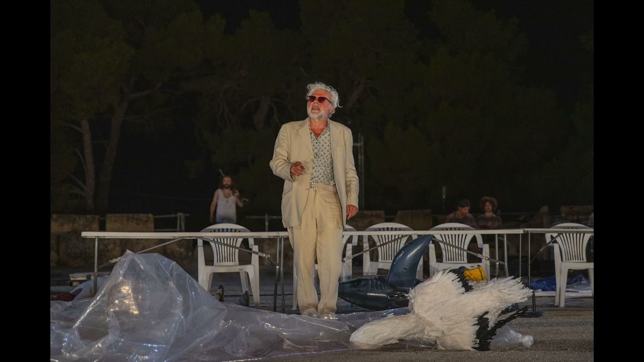 Ο Νίκος Καραθάνος για την παράσταση Σφήκες του Αριστοφάνη σε διασκευή Λένας Κιτσοπούλου
