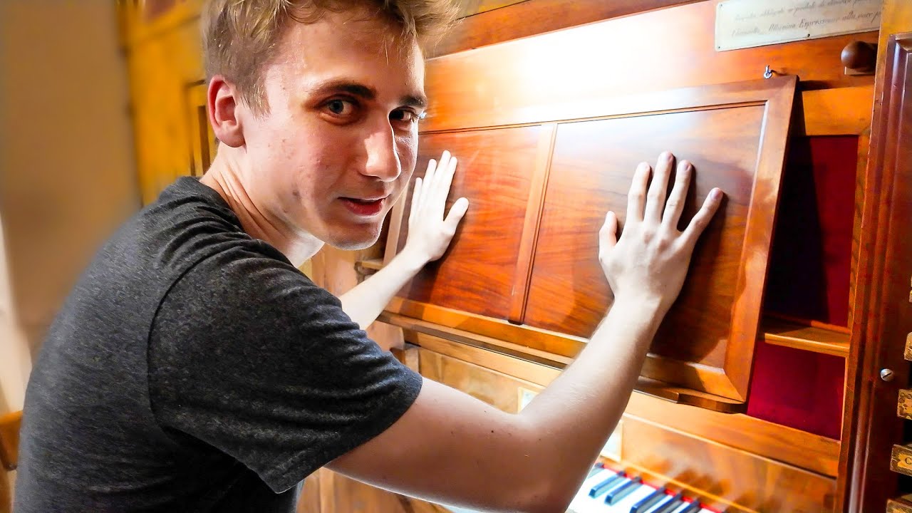 Davy Jones Organ.. but it's in an Italian village!