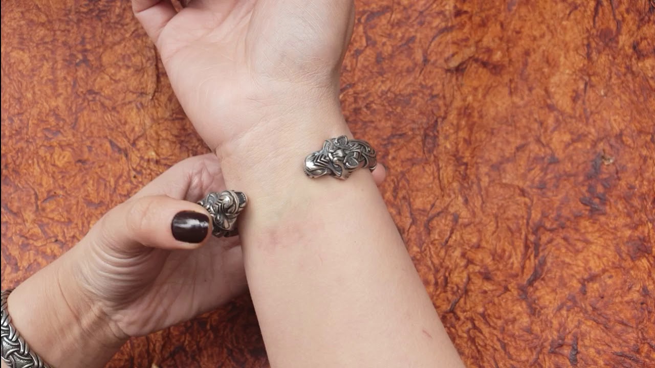 How to adjust, put on and take off an arm ring/torc