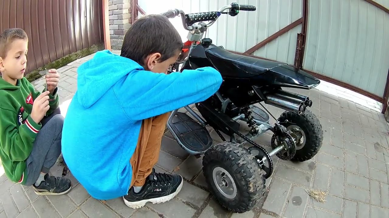 Оживляем детский КВАДРОЦИКЛ 2Т 50 кубиков. Не заводится и сломался стартер. Обзор на квадроцикл