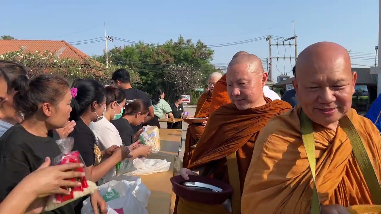 คณะพระสงฆ์วัดกลาง รับบิณฑบาตรอาหารแห้ง