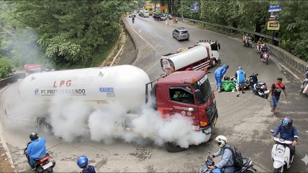 MENIT MENIT MENEGANGKAN ! TRUK SULIT DIKENDALIKAN DI TANJAKAN EKSTRIM 