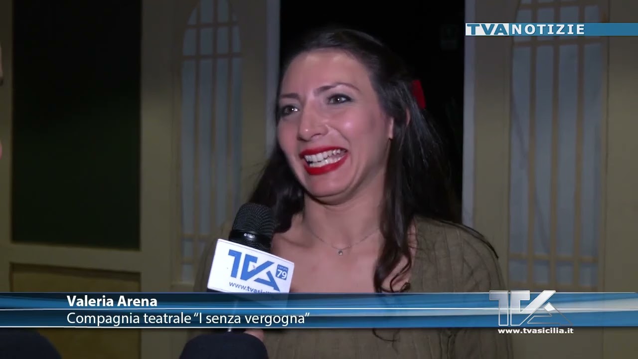 Адрано. В театре Беллини аплодисменты труппе «I senza vergogna», выступающей на сцене с комедией.