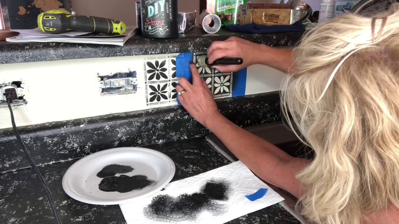 How to paint a backsplash in the kitchen