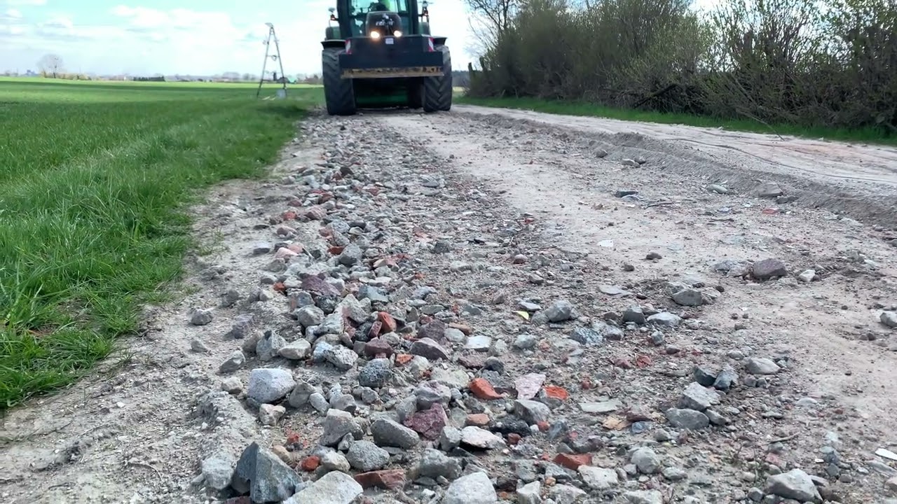 Naprawa drogi gruntowej metodą recyklingu przy użyciu maszyn HEN oraz Valentini.