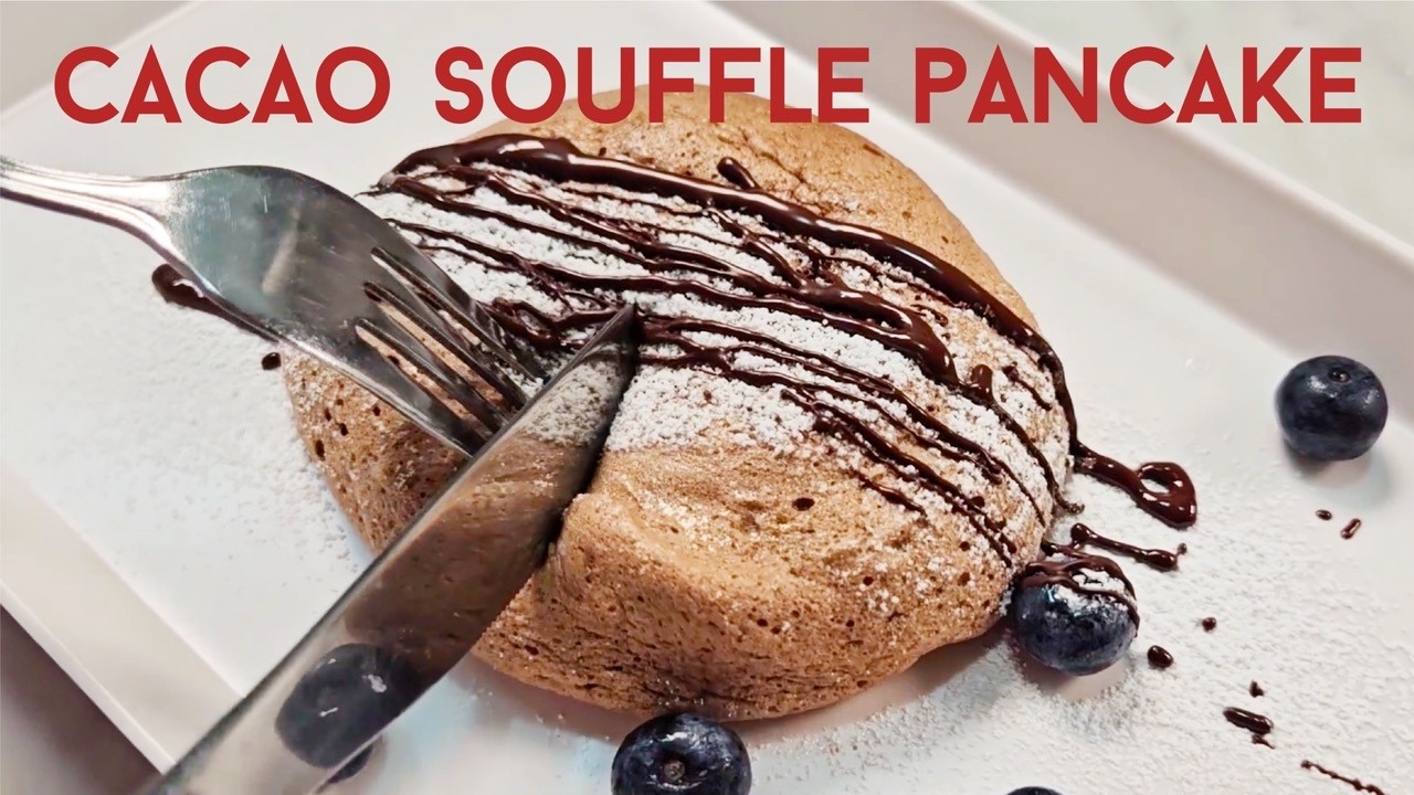 Turn 2 Eggs Into Fluffy Cacao Soufflé Pancakes! 계란2개로 폭신한 초콜릿 팬케이크 만들기