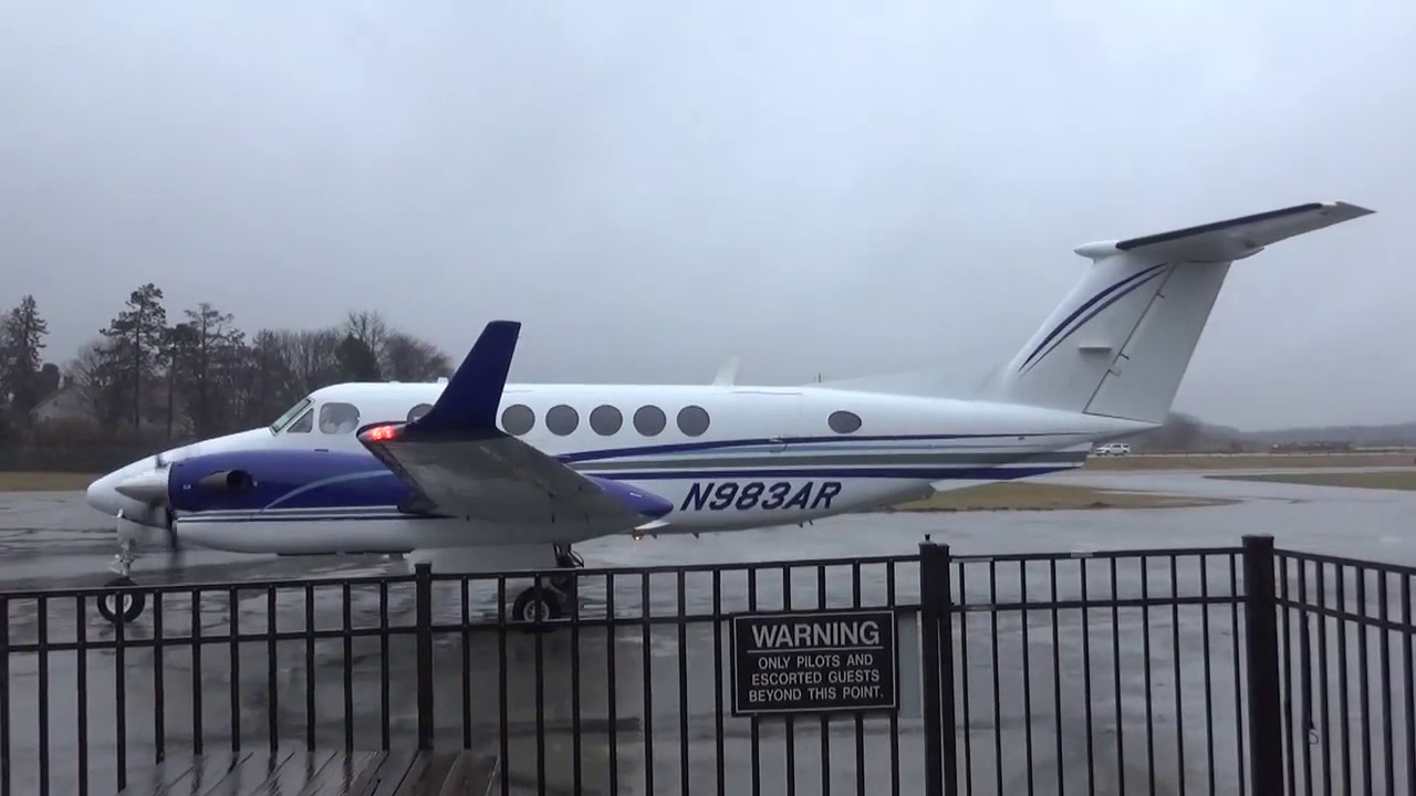 Beechcraft King Air 350 N983AR Start up & take off from York Airport