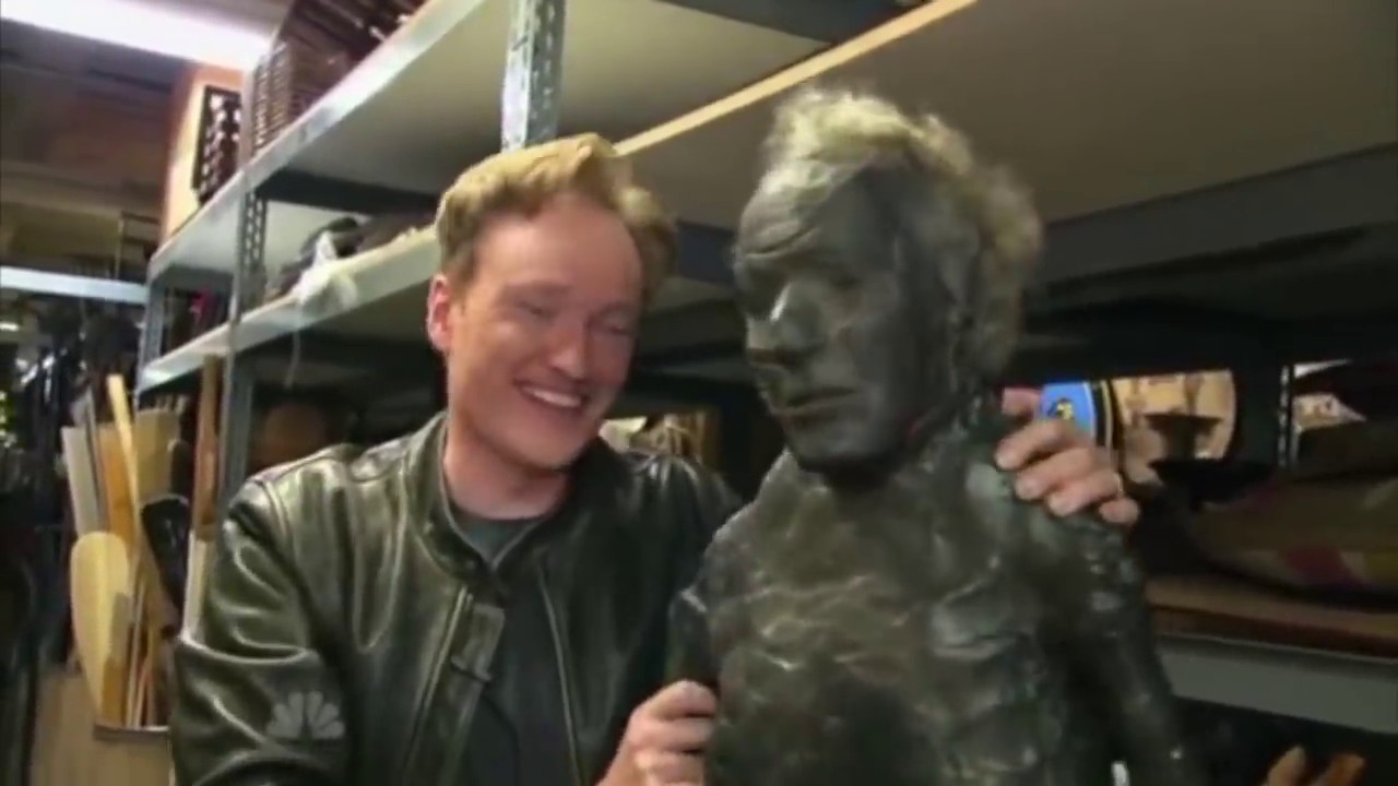 Conan O'Brien odwiedza magazyn rekwizyt&oacute;w Universal Studios (2009)