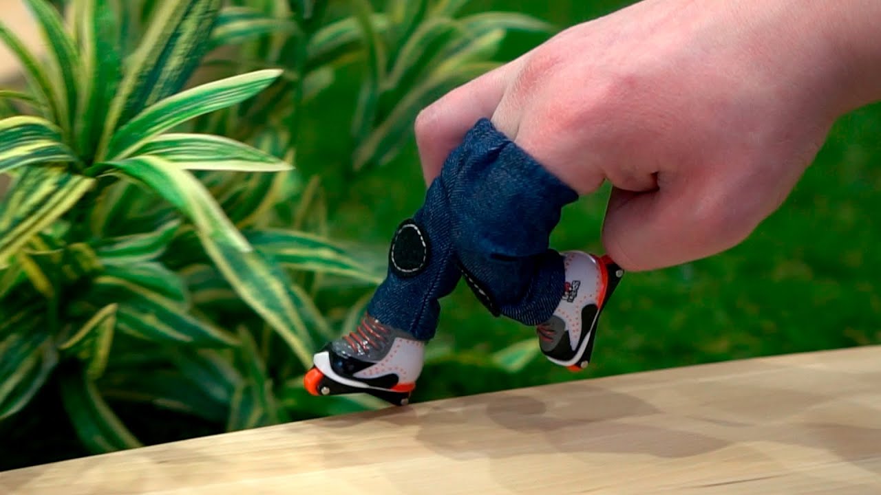 Finger roller skates in mall | Grips & Tricks