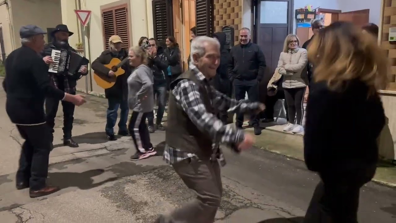 L’armonica a bocca non manca mai compagnia musicante Emy crudo 