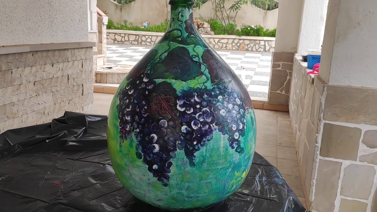 Dipingiamo dell'uva su una Damigiana con colori acrilici