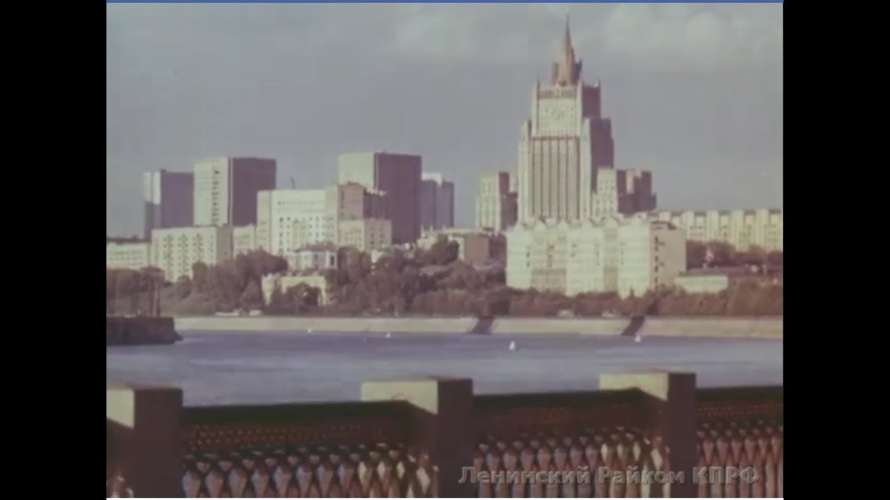 Рассказать о Москве. (1973) Фильм о столице СССР - Москве: москвичах, их труде и отдыхе.