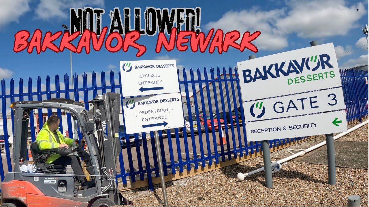 THERE IS A CHAP OVER THERE WHO WAS LOOKING AT ME FUNNY 👀🚫 (BAKKAVOR, NEWARK)