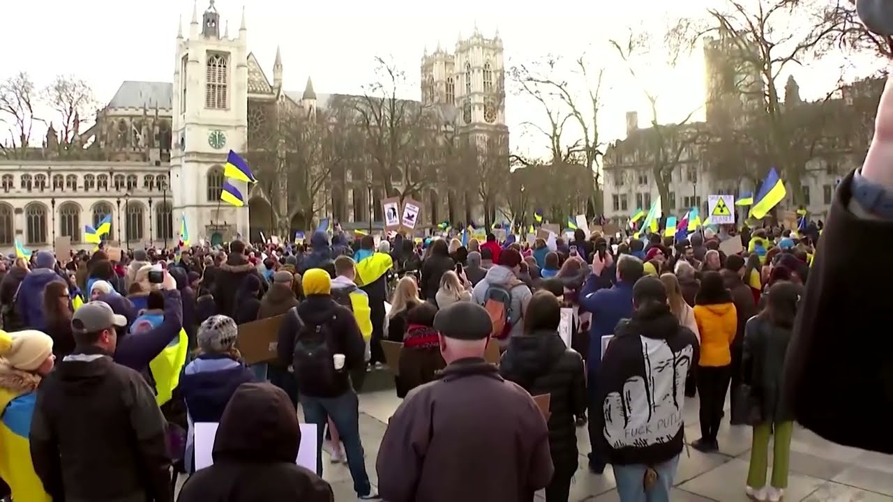 UK anti-war protesters sing Ukrainian national anthem
