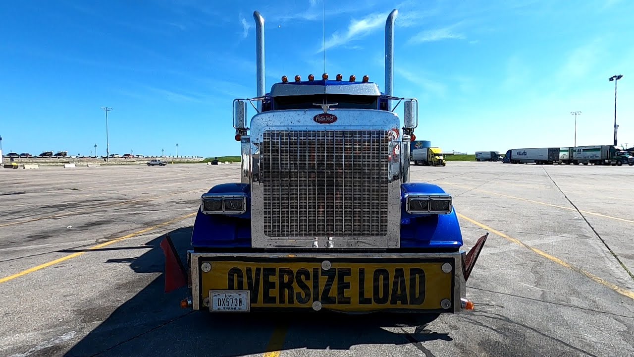 Голубой грузовик Peterbilt 389 на крупнейшей в мире автостоянке для грузовиков в Айове.