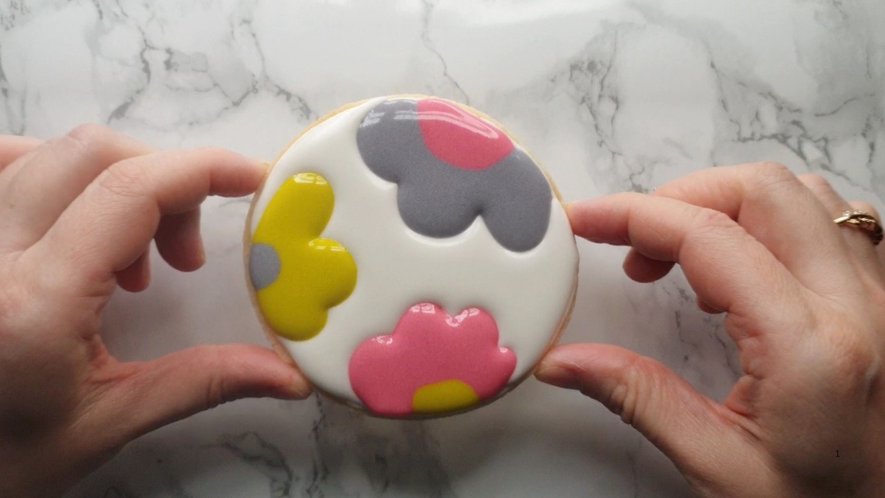 How to make elegant flower cookies with royal icing | tutorial