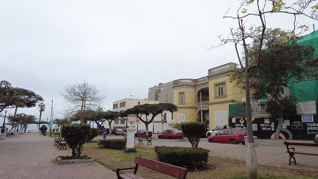 Caminando por la Av. San Mart&iacute;n hasta la la Alameda Saenz Pe&ntilde;a, Barranco, Junio 2022, Lima Per&uacute;
