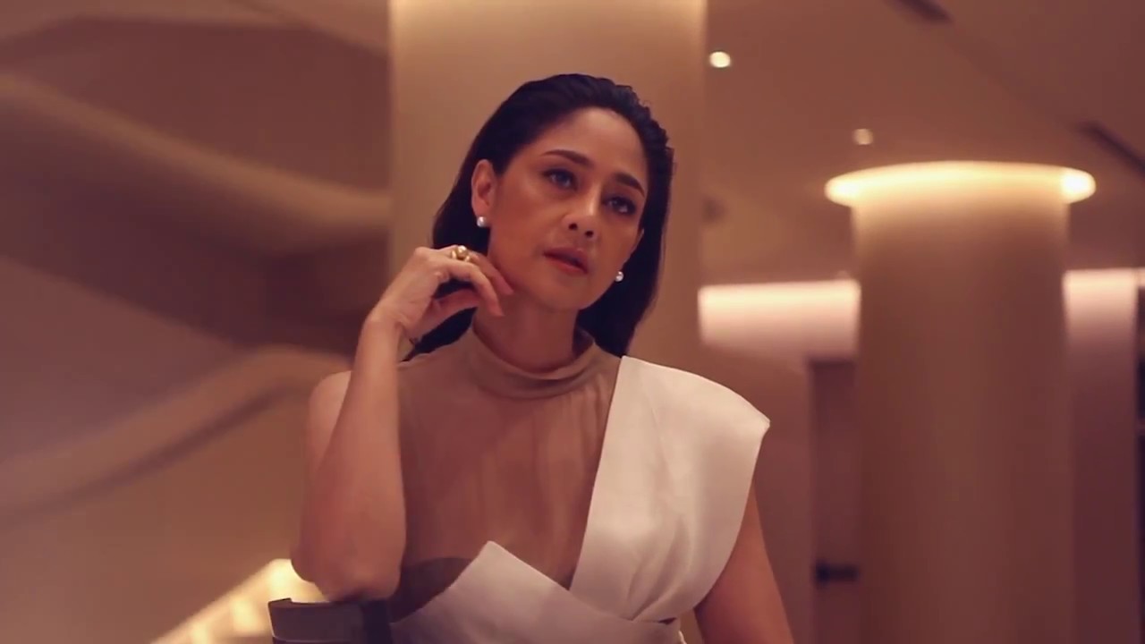นก-สินจัย เปล่งพานิช | Nok Sinjai - Fashion Shoot for AROUND Magazine