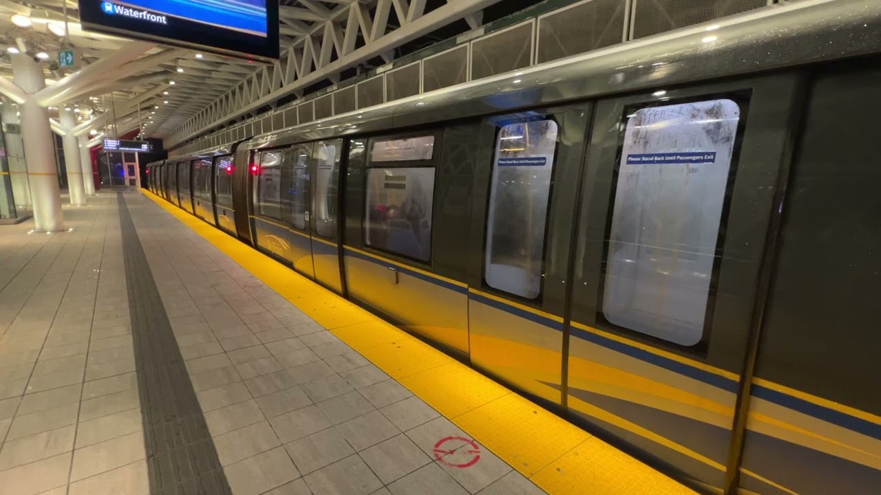 Vancouver Skytrain: Expo Line Arrival and Departure at Commercial &ndash; Broadway 