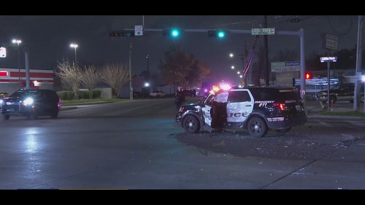 Multiple car crash involving Houston police officer and Harris County deputy