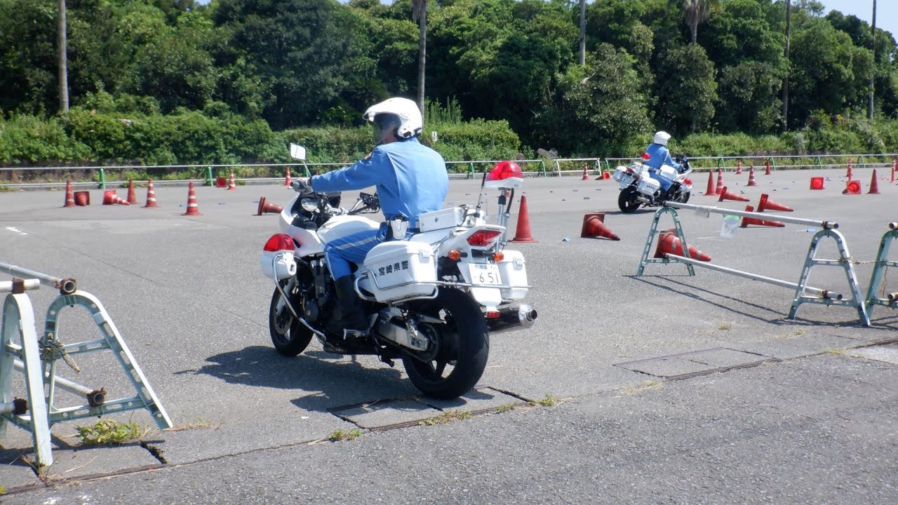 白バイ隊員の訓練特とご覧あれ