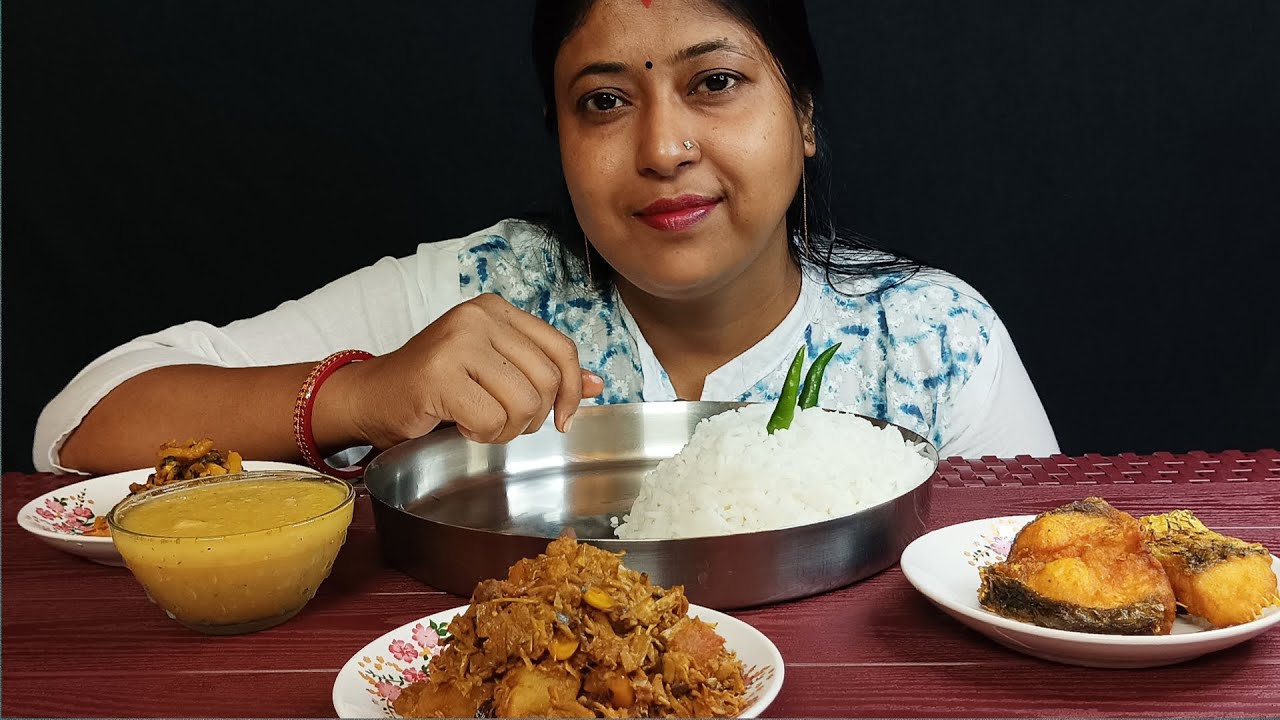 EATING RICE WITH DAL|UCHE KUMRO BHAJA|MOCHAR GHONTO|MACH BHAJA