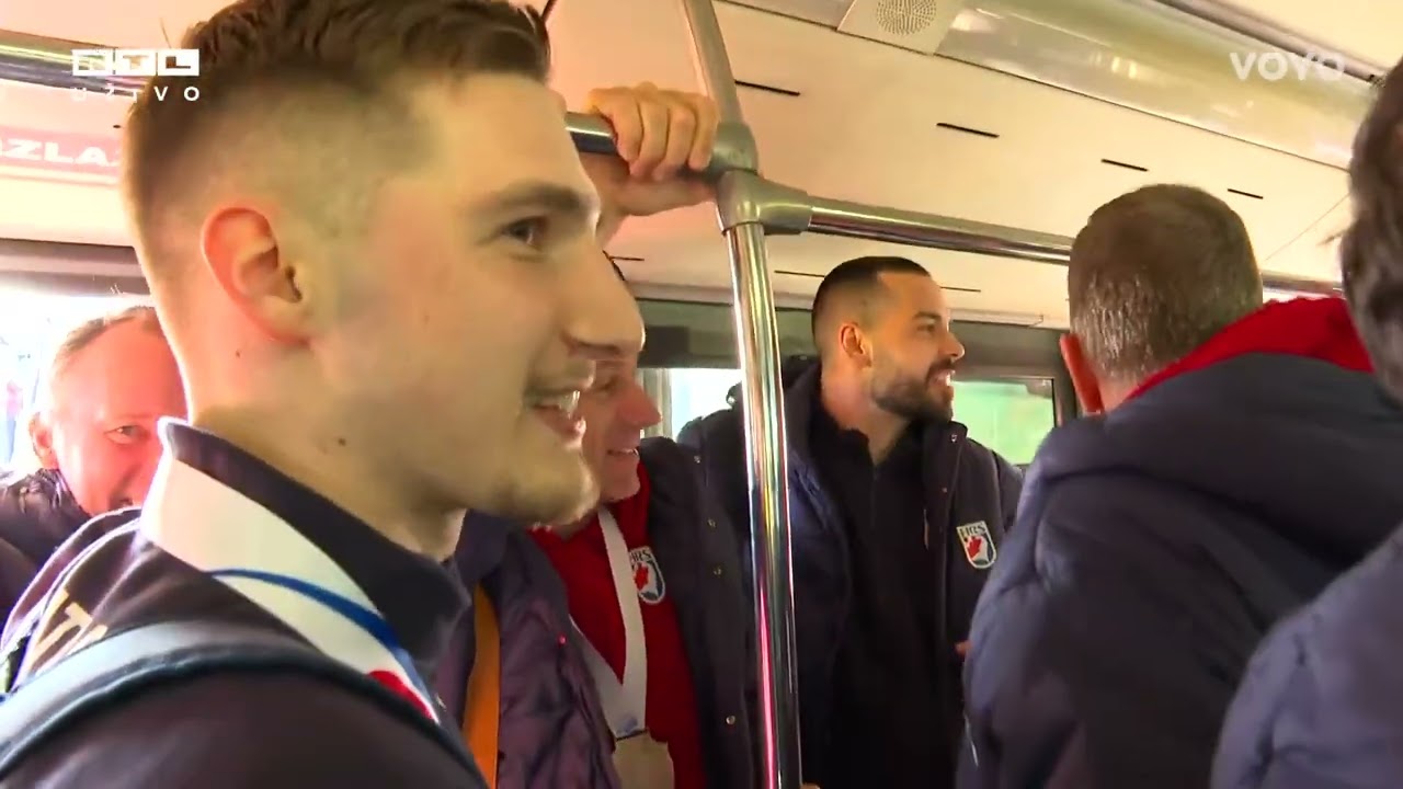 Totalna ludnica u autobusu: Pogledajte kako su rukometaši skakali, zapjevao i Dagur