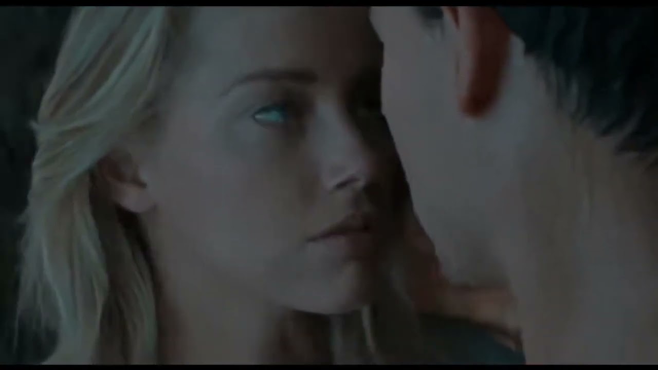 Johny Depp and Amber Heard first kiss   The Rum Diary Shower Scene