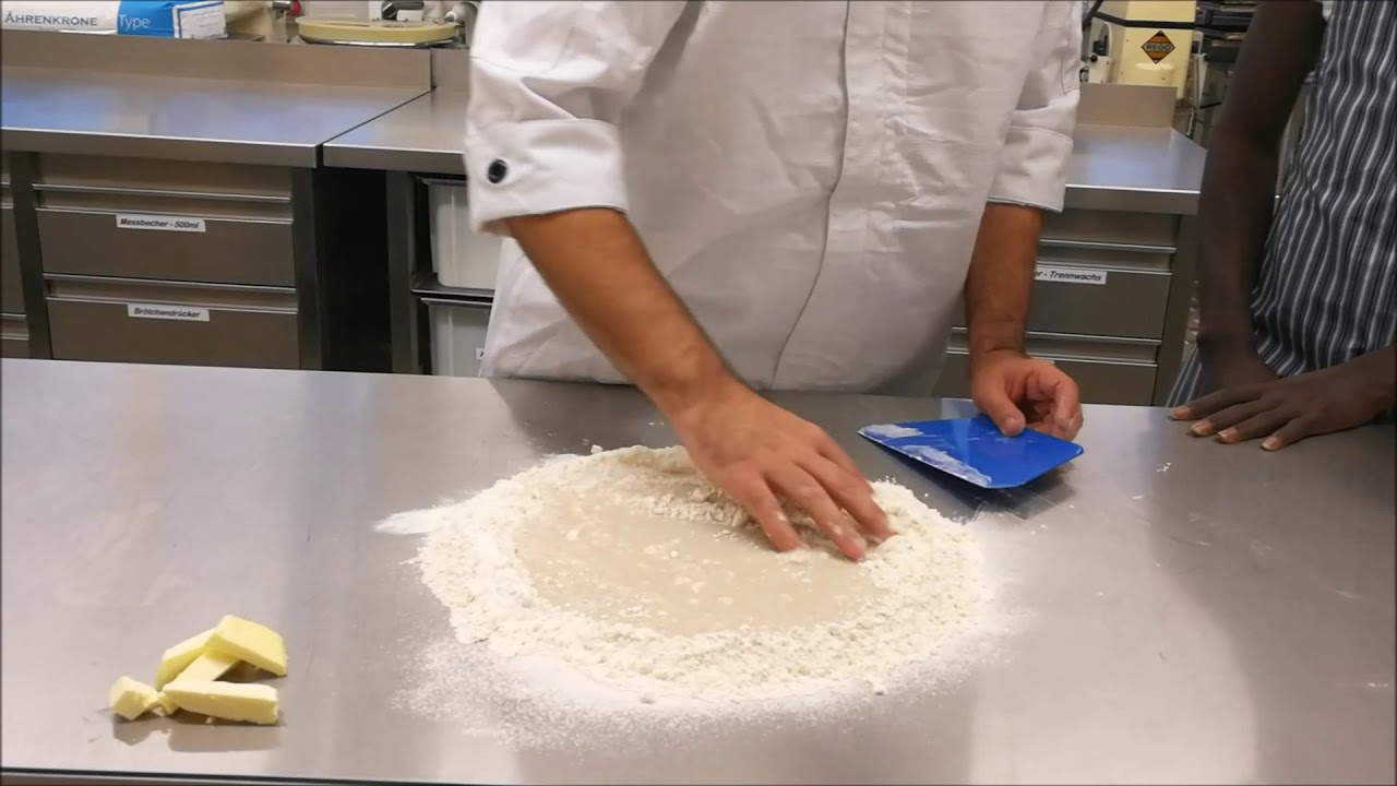 Herstellung eines Hefefeinteiges von Hand