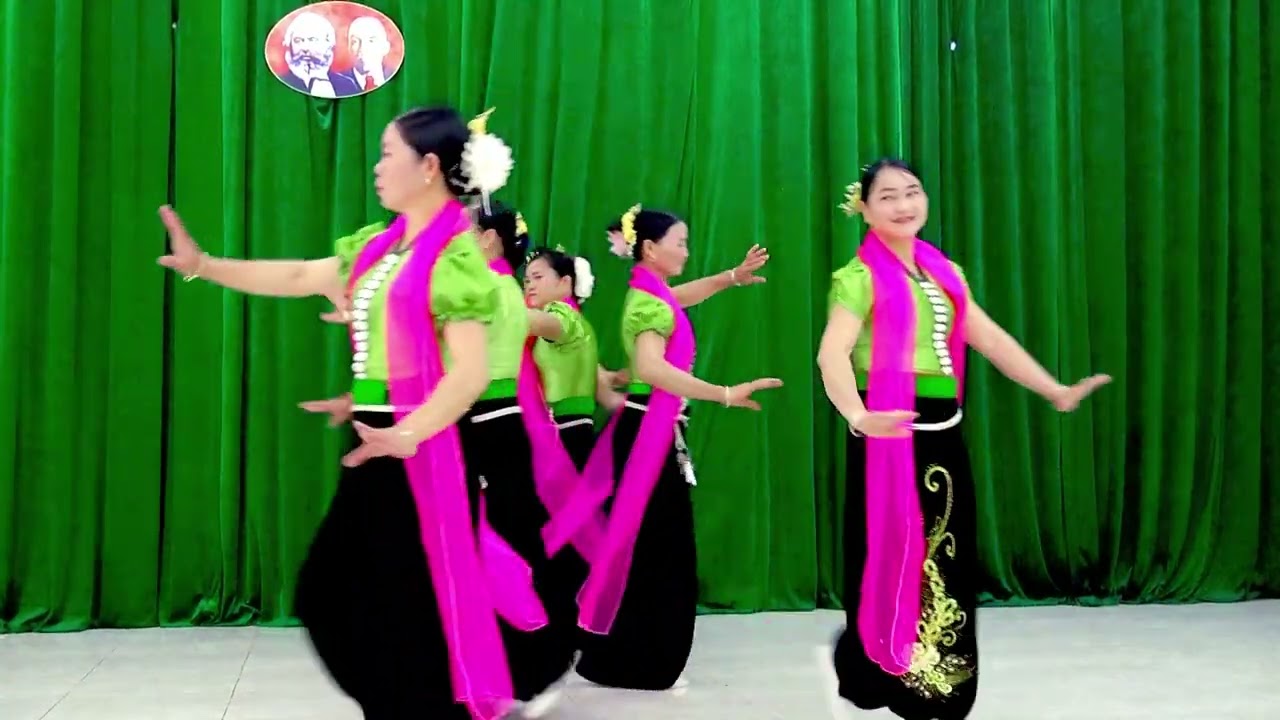 Múa đón xuân về bản em mừng năm mới tại nhà văn hoá bản phày xã Ngọc Chiến 