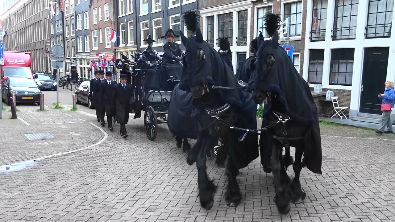 Rouwstoet met paardenkoets en kist Jan Otten maakt rondje over de Oudezijds Achterburgwal