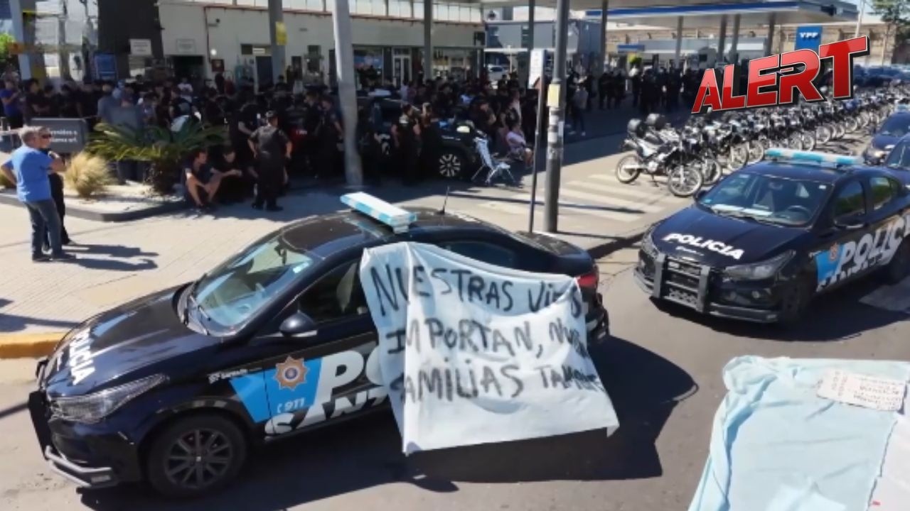 Santa Fe Police Clash in Rosario as Pay Dispute Protest Blocks Headquarters | ALERT News