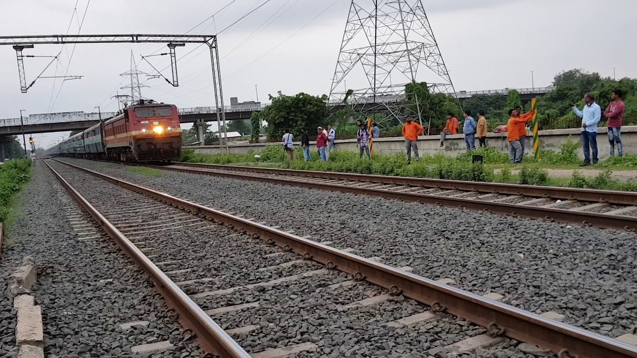 12925 Mumbai Bandra - Amritsar Paschim SF Express passing through Chayapuri Halt Station in Vadodara