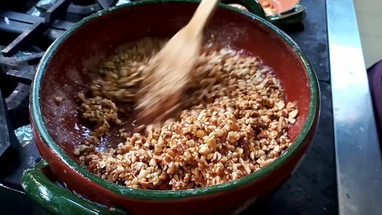 preparando palanquetas de cacahuate