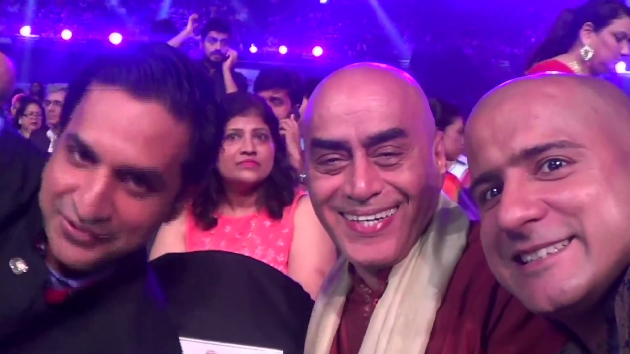 Great Artist PANKAJ BERRY 'TENALIRAMA' Fame 'TATHACHARYA'' Honoured @ Zee Rishtey Awards 2017
