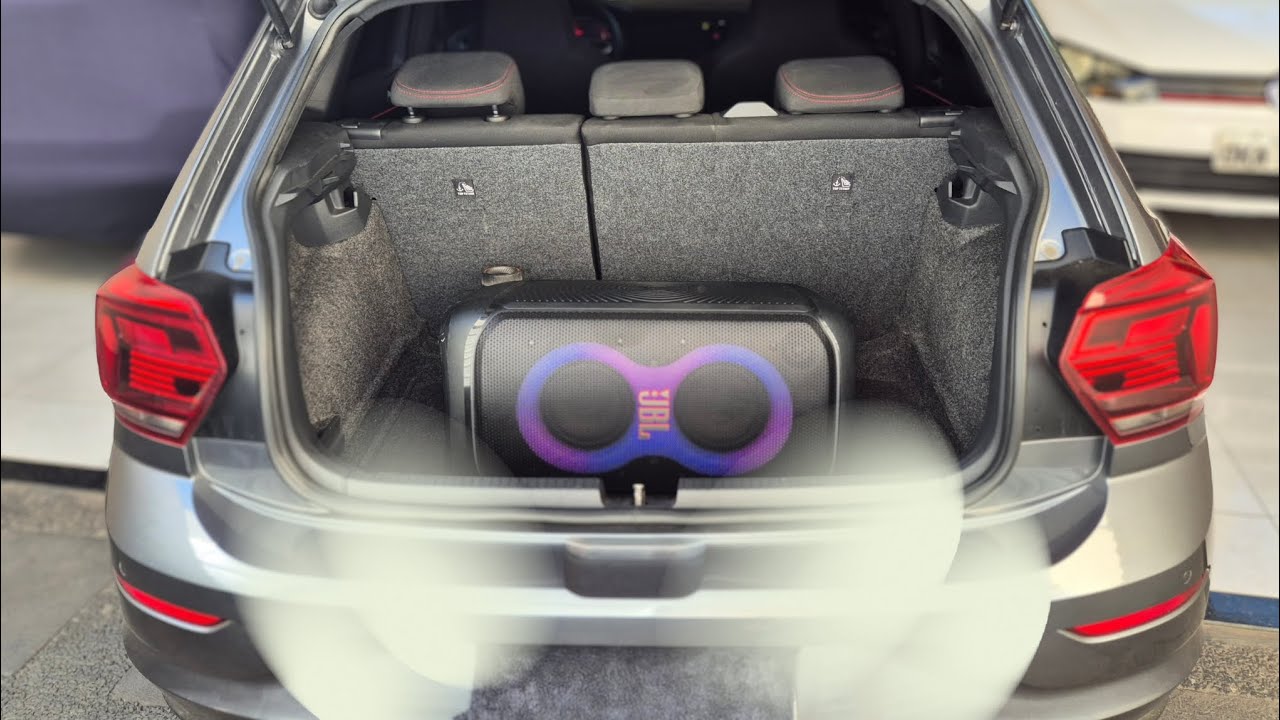 JBL na mala do carro BASS