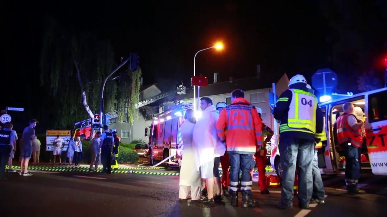 Brennende Kerze l&ouml;st ausgedehnten Wohnungsbrand aus