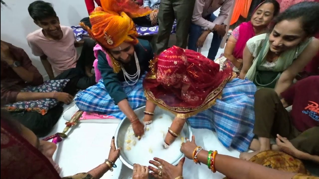 Dulha dulhan ke Khel masti time 😆 