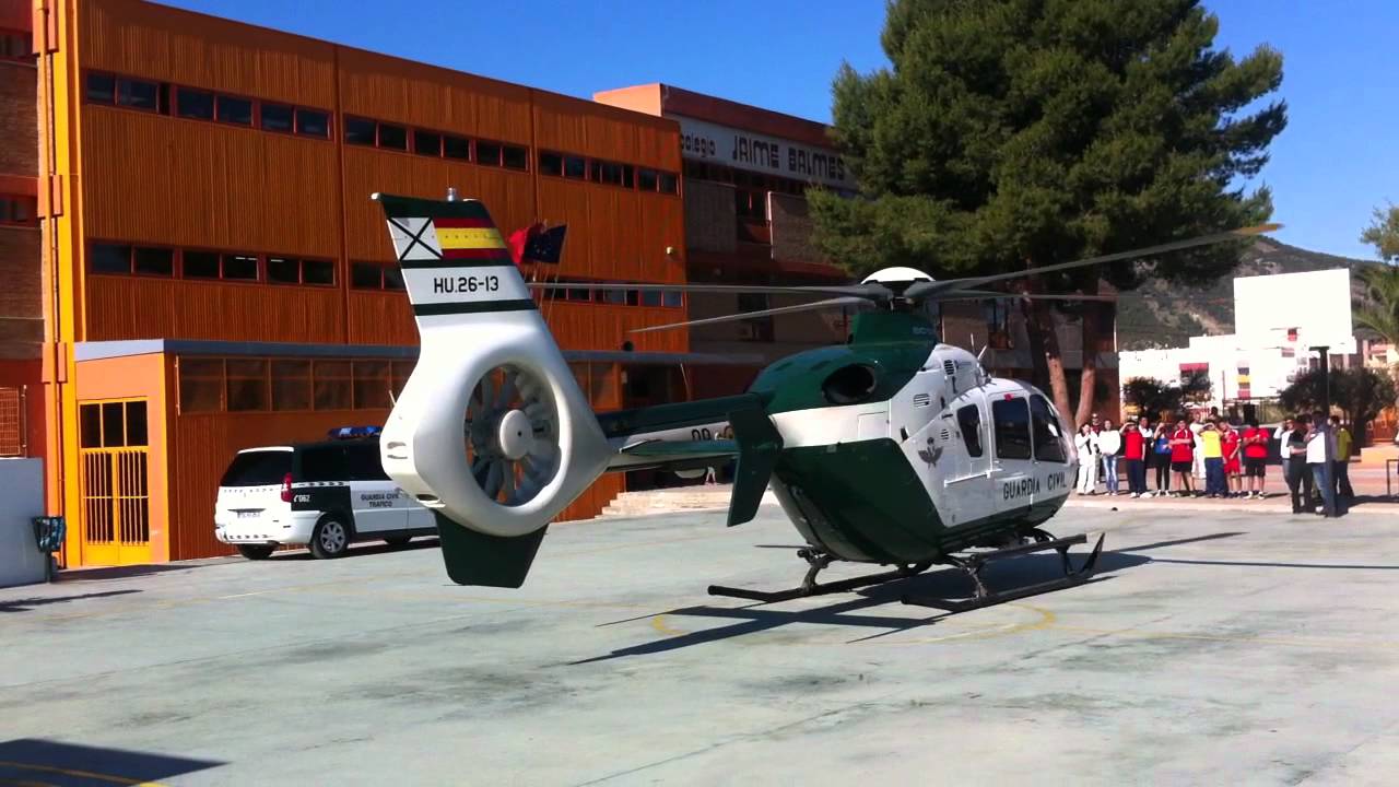 Helicoptero de la Guardia Civil aterrizando en el Patio de Jaime Balmes
